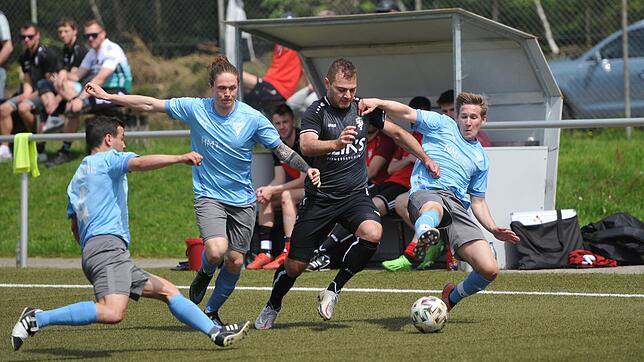 Hier stemmen sich drei Tennenbronner (blaues Trikot) gegen die Bonndorfer (schwarzes Trikot) Offensivbemühungen. Dennoch reichte es am ...