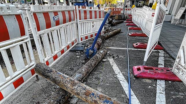 Aus der Tiefe geholt wurden diese maroden Leitungen. Mittlerweile liegen zwischen der St. Georg Straße und der Hilzinger Straße neue ...