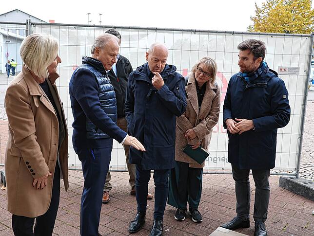 Sie diskutieren über Farben und Materialien (von links) Sabine Seibl, Jürgen Baur, Amandus Samsøe Sattler, Isolde Oesterlein und Fabian ...