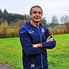 Auf fast jedem Fußballplatz in der Region wird er erkannt: Clemens Müller, der Mann im Trainingsanzug, der gegen Spieler kickt, die ...
