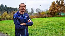 Auf fast jedem Fußballplatz in der Region wird er erkannt: Clemens Müller, der Mann im Trainingsanzug, der gegen Spieler kickt, die ...