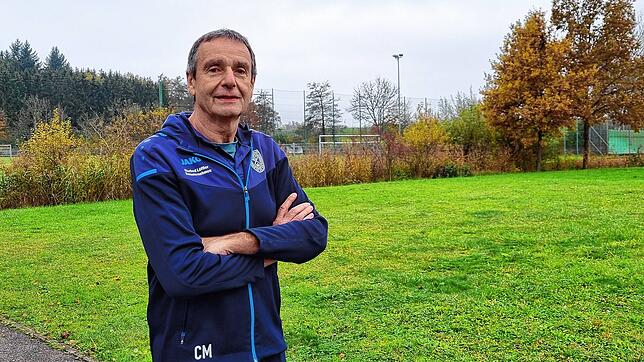 Auf fast jedem Fußballplatz in der Region wird er erkannt: Clemens Müller, der Mann im Trainingsanzug, der gegen Spieler kickt, die ...