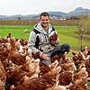 Lukas Bucher vom Berghof Bucher in Hilzingen spürt die erhöhte Nachfrage nach Eiern. Er hat dazu eine klare Meinung.