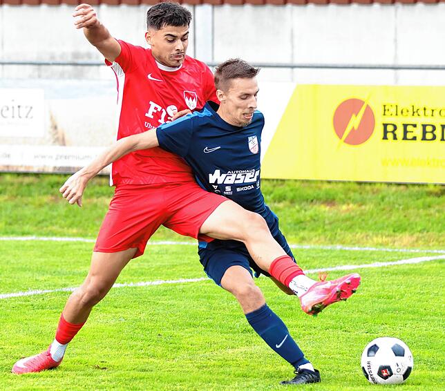 Fällt lange aus: Ehad Demirdal (links, gegen den Waldshuter Richard Zielke) wird dem FC Tiengen 08 mit einer Knieverletzung länger ...