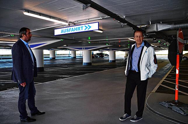 Norbert Schültke (links) und Sebastian Dix vom Stadtwerk am See stehen im neuen Parkdeck U1.