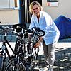 Lichtblick in Corona-Zeiten: Claudia Zwiebel vom Frauenhaus Singen hat gerade zwei geschenkte Fahrräder in Empfang genommen. Die ...