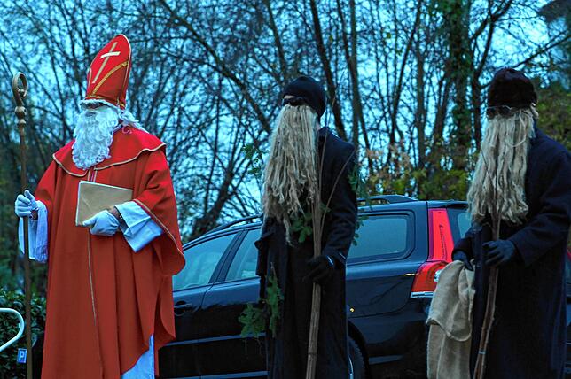 In der Dämmerung sind sie losgezogen: Sankt Nikolaus und gleich zwei Knecht Ruprechts. Eine zweite Gruppe zieht derweil durch andere ...