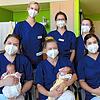 Auf der Station 31 der Kinderklinik im Schwarzwald-Baar Klinikum (von links nach rechts): Pflegefachkraft Dženana Bešlija mit Timo, ...
