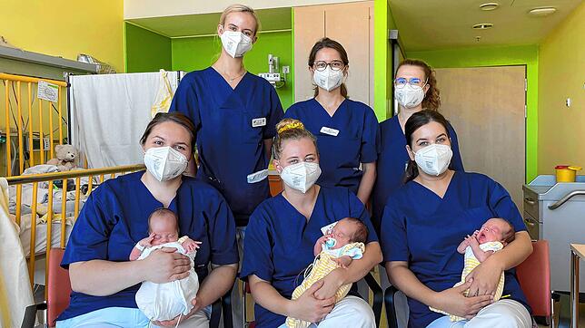 Auf der Station 31 der Kinderklinik im Schwarzwald-Baar Klinikum (von links nach rechts): Pflegefachkraft Dženana Bešlija mit Timo, ...