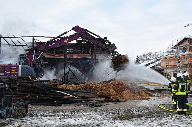 Bild 17: Bilder vom Großbrand eines Ökonomiegebäudes in Orsingen