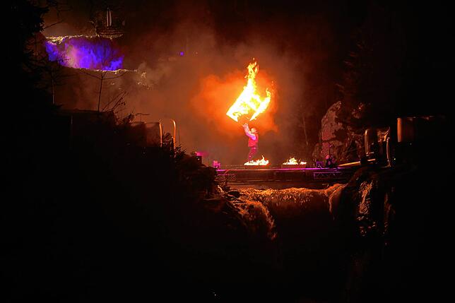 Bild 20: Wie ein Feuerkünstler den Triberger Wasserfall in ein Flammenmeer verwandelt