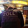 Bei der Kontrolle in einer Friedrichshafener Spielothek schreibt ein Zöllner die Angaben des Angestellten auf.