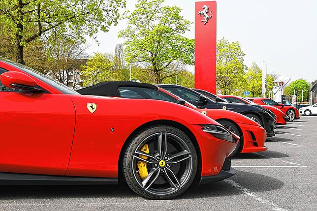 Schicke Fahrzeuge in Reih und Glied: Ferrari an der Singener Automeile in der Georg-Fischer-Straße.
