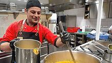 Alexandru Nutescu schöpft Suppe. Er arbeitet als Küchenchef im Hotel „Sankt Leonhard“ in Überlingen.