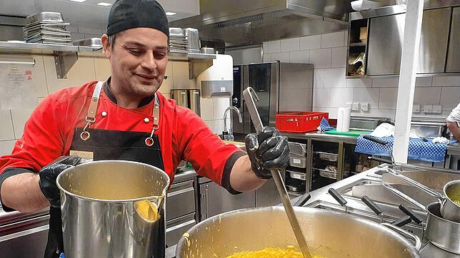 Alexandru Nutescu schöpft Suppe. Er arbeitet als Küchenchef im Hotel „Sankt Leonhard“ in Überlingen.