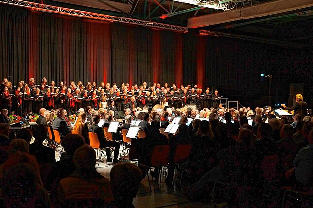 Die Jahnhalle in Stockach platzte förmlich aus allen Nähten: Denn neben dem Sinfonischen Blasorchester Stockach, der Stadtharmonie ...