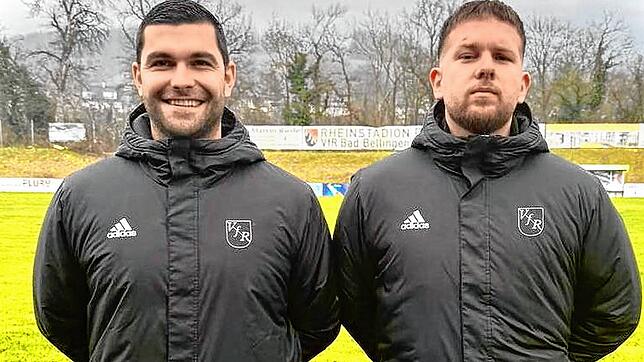 Neuzugang Nummer sechs: Sportchef Kai Schillinger (links) freut sich über die Rückkehr von Leon Riede vom FC Auggen.