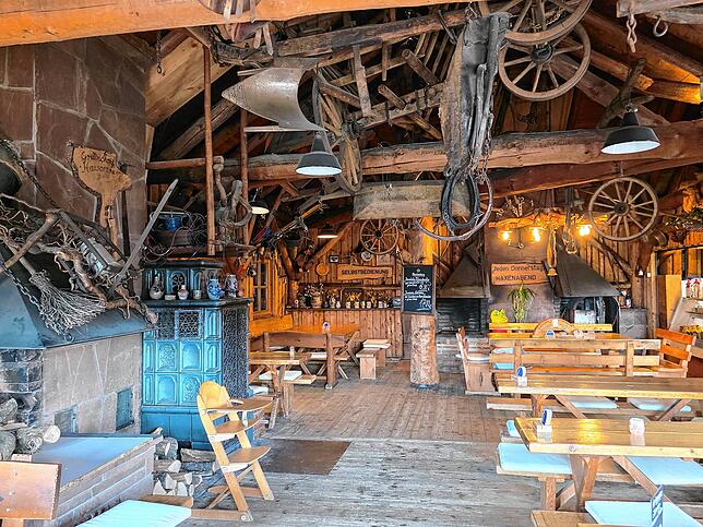 In der Gaststube des „Ackerloch Grillschopfs“ geht es rustikal zu.