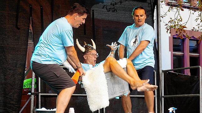 Andreas Maier spielt in dieser lustigen Szene einen stinkenden Schafbock, der von Jürgen Schwering (links) und Damir Dantes eingeseift ...