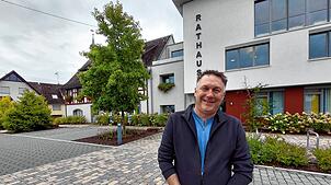Bürgermeister Alois Fritschi vor dem Rathaus von Eigeltingen.