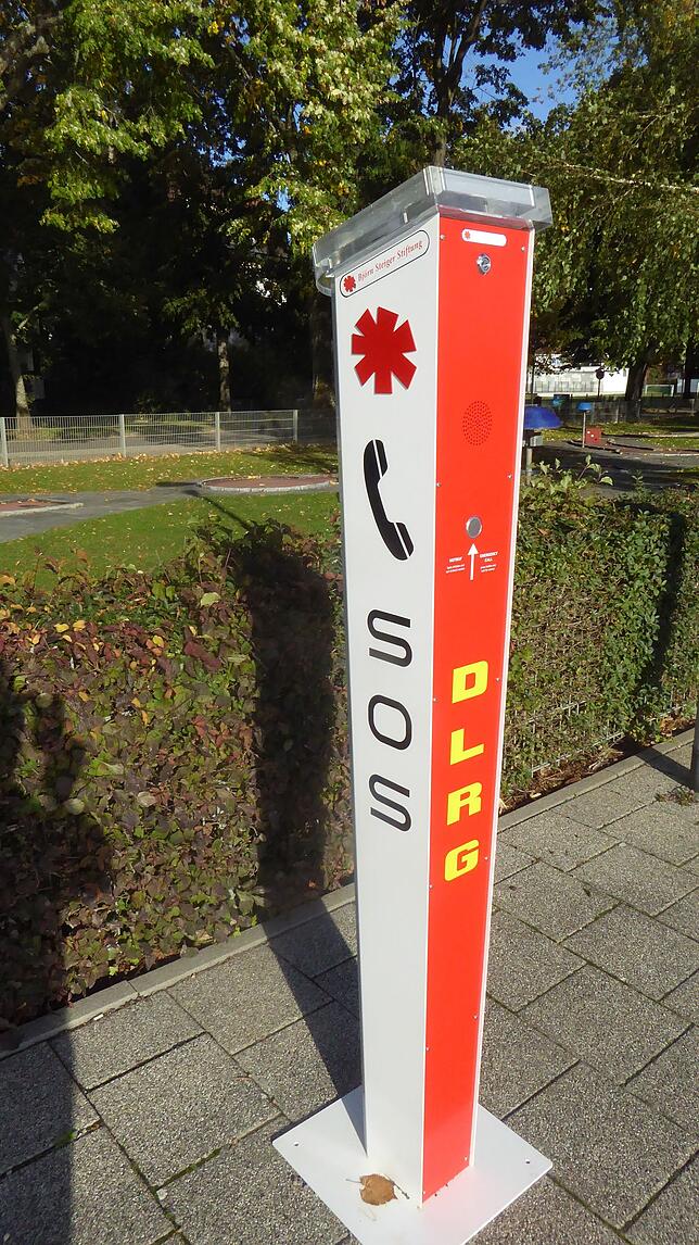 Eine von vier neuartigen Notrufsäulen mit moderner Technik ist auf der Ostpromenade am Minigolfplatz installiert worden.
