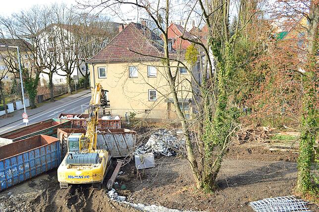 Wo früher der Biergarten des Restaurants war, steht nun ein Bagger. Nach dem Umbau soll der Biergarten an derselben Stelle wieder entstehen.