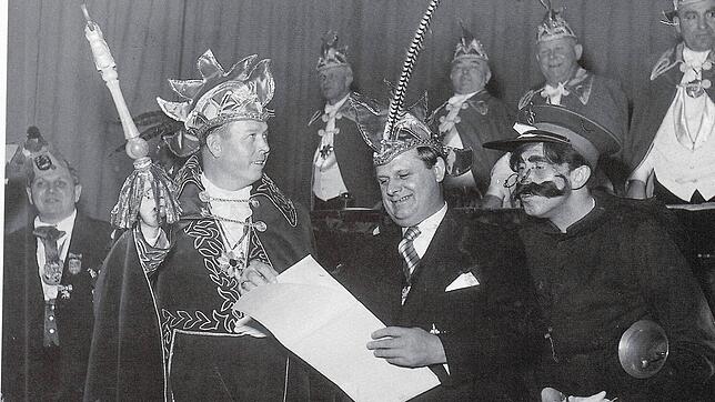 Oberbürgermeister Max Grünbeck (Mitte) hat die Fasnet in Friedrichshafen wiederbelebt. Hier bei der Taufe der neuen Maskenfigur ...