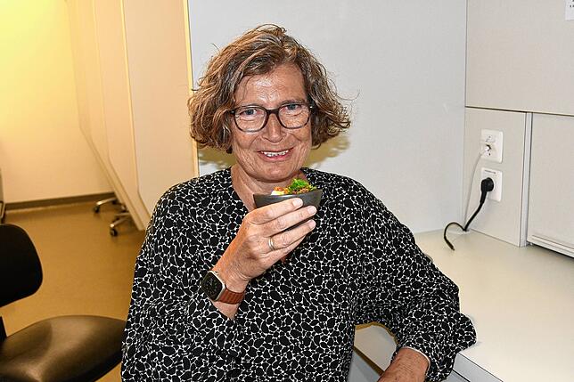 Barbara Bötsch, Leiterin des Nestlé Produkt und Technologiezentrums (NPTC) Lebensmittelforschung, in einem Testversuchsstand, in dem ...