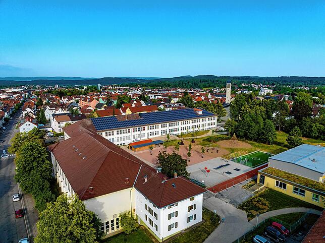 Die Friedensschule in Schwenningen – hier im Juli 2023 aus der Luft fotografiert – soll saniert und zu einer Ganztagsschule ...