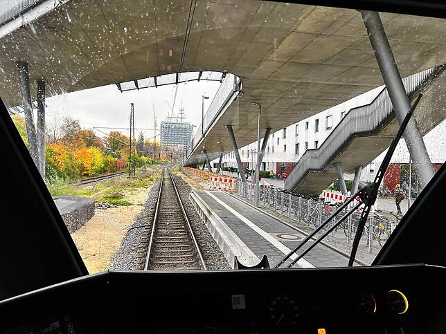 (Archivbild) Die Z-Brücke ermöglicht Bahnfahrern einen barrierefreien Zugang zu den beiden Bahnsteigen am Haltepunkt Petershausen.