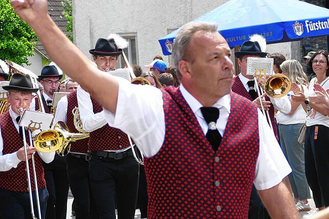 Bild 3: Jubiläumsumzug zum 175. Geburtstag der Musikkapelle Mundelfingen krönt vier stimmungsvolle Tage.