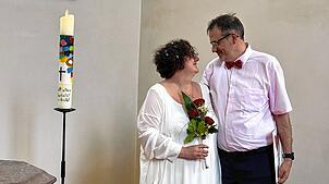 Freuen sich über den kirchlichen Segen für ihre Beziehung: Sonja und Christian König nach der Trauung in der Johanneskirche.
