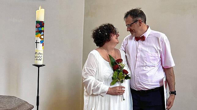 Freuen sich über den kirchlichen Segen für ihre Beziehung: Sonja und Christian König nach der Trauung in der Johanneskirche.