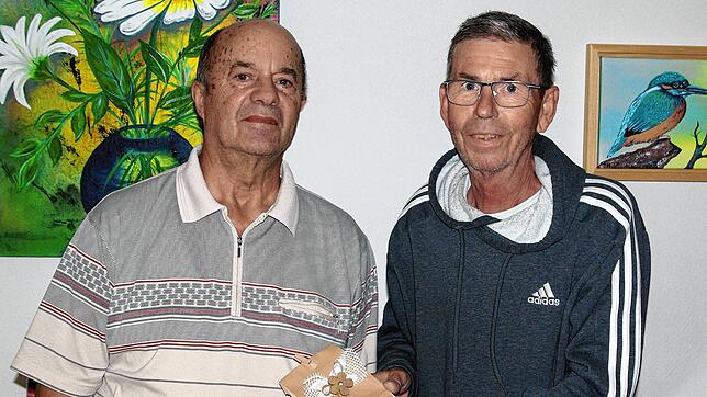 Bernhard Held (links) erhält von Ortsvorsteher Uwe Kredig und dem Ortschaftsrat eine Anerkennung. Foto: Uwe Keller