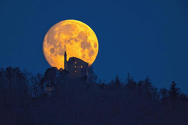Über der Ruine Altbodman wird auch die Mondfinsternis am Sonntag gut zu sehen sein, sagt Stefan Arendt. Das Bild zeigt einen Vollmond im ...