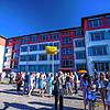 Hier sind die Ferien bereits vorbei: Erstklässler und ihre Eltern treffen sich zur Einschulungsfeier vor der Grundschule Lankow. In ...