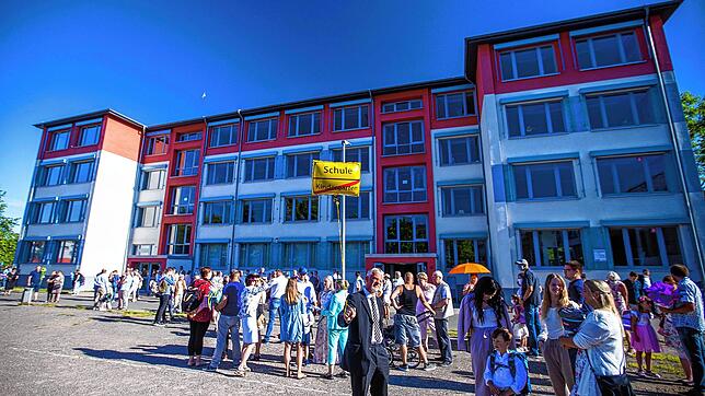 Hier sind die Ferien bereits vorbei: Erstklässler und ihre Eltern treffen sich zur Einschulungsfeier vor der Grundschule Lankow. In ...