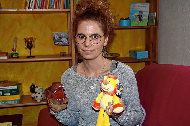 Angela Donno ist Geschäftsführerin der Grauzone. Sie zeigt zwei Figuren, die mitunter in die Gespräche mit den erwachsenen Klienten ...