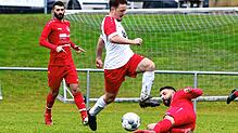 Leon Holste vom SV Deggenhausertal II (Bildmitte) im Zweikampf mit Josef Kükler (rechts/FC Aramäer Pfullendorf).