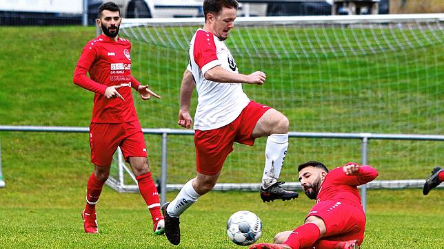Leon Holste vom SV Deggenhausertal II (Bildmitte) im Zweikampf mit Josef Kükler (rechts/FC Aramäer Pfullendorf).