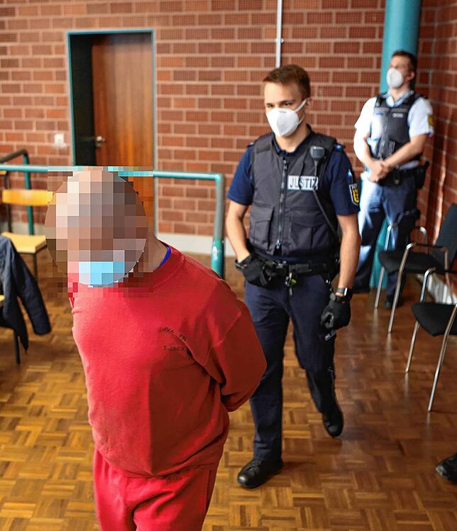 Ein 35-jähriger Mann hat in Hohenfels-Liggersdorf einen 46-Jährigen getötet und dessen zwei Kinder schwer verletzt. Das Landgericht ...