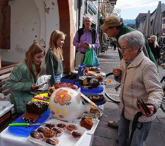 Marlena (links) und Clara Emmerich verkaufen beim Naturtag selbstgebackene Kuchen zugunsten des Waldshuter Wildgeheges.