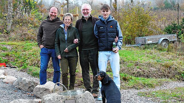 Mit dem Jägerbrunnen hat Werner Rautenberg (Zweiter von rechts) ein Versprechen eingelöst. Unterstützt wurde er dabei von Ehefrau ...