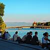 Jugendliche sitzen am Seerhein und genießen einen lauen Sommerabend. Allzu oft wird das in diesem Jahr nicht mehr möglich sein. Die ...