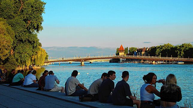 Jugendliche sitzen am Seerhein und genießen einen lauen Sommerabend. Allzu oft wird das in diesem Jahr nicht mehr möglich sein. Die ...