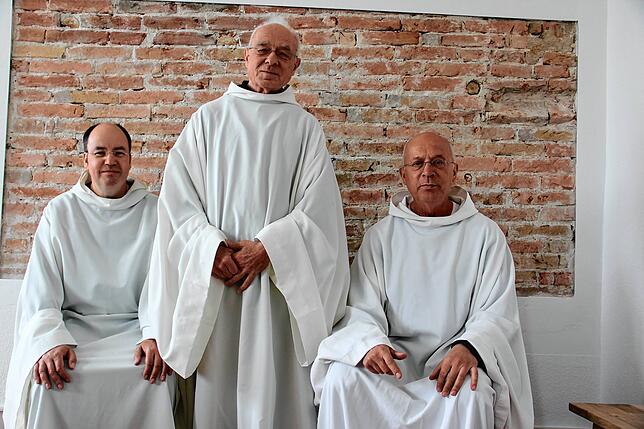 Die drei Patres Stephan (von rechts), Hugo und Stephanos betreuen die Seelsorge auf der Reichenau. Sie wollen nahe am Menschen sein ...