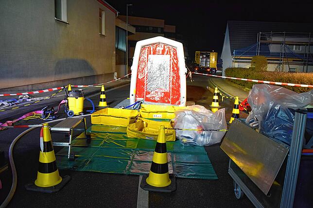Bild 3: Gefahrgut-Unfall in Zizenhausen: Bilder vom kräftezehrenden Feuerwehreinsatz