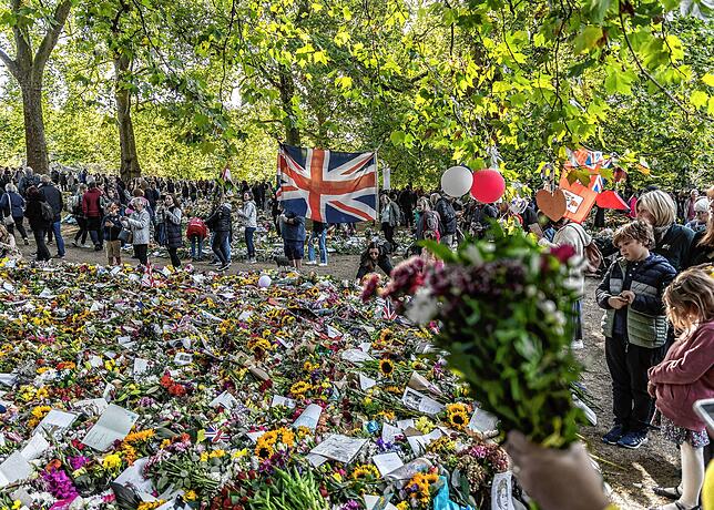 Blumen für die Königin: London nimmt Abschied von Queen Elizabeth II
