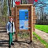 Die erste Station des neuen Erlebnisweges mit Katharina Riedle, Leiterin der Touristinformation Stockach. Bild: Mona Steuer