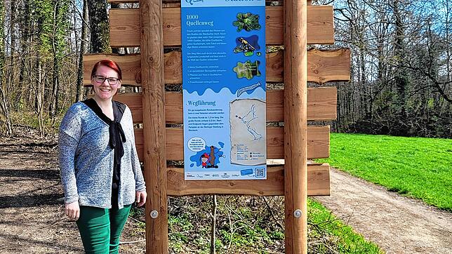 Die erste Station des neuen Erlebnisweges mit Katharina Riedle, Leiterin der Touristinformation Stockach. Bild: Mona Steuer